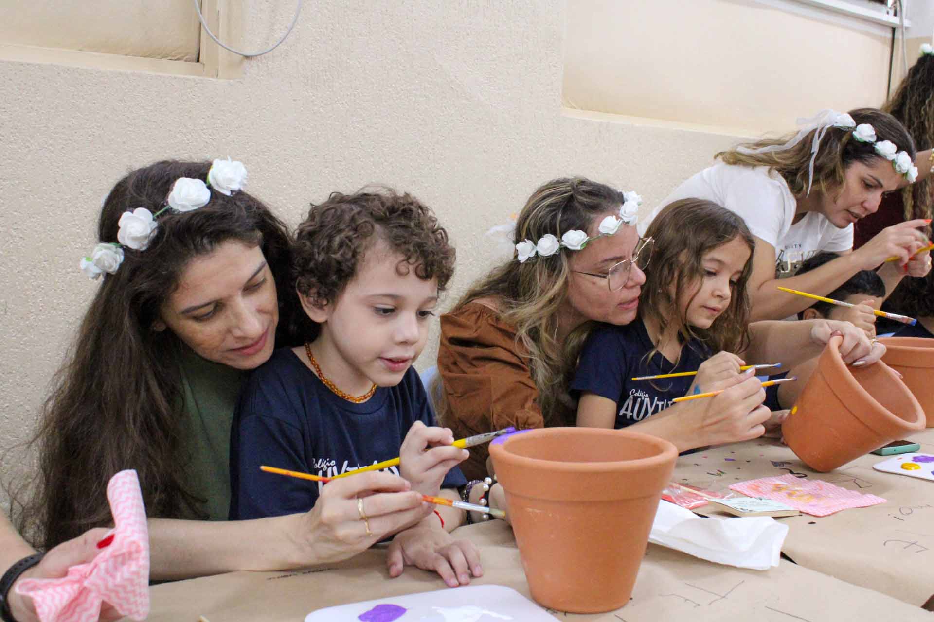 Colégio Auxiliadora reúne mães para homenagem com coroação e atividades artísticas
